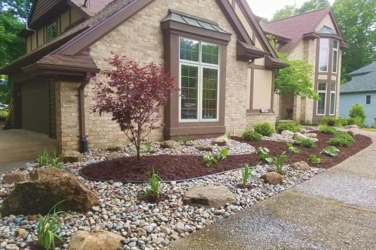 10 Exclusive Front Yard Landscaping Ideas With Rocks And Mulch